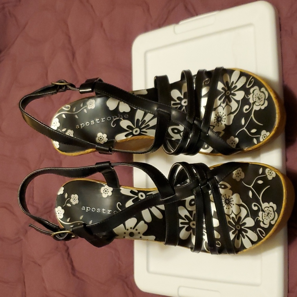 Apostrophe wedge sandals